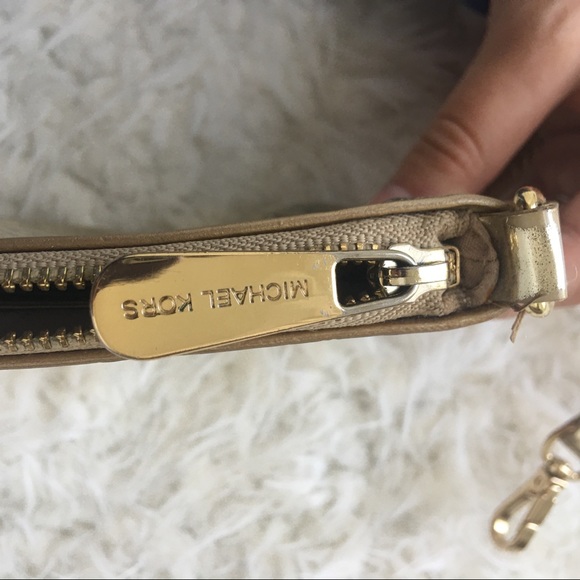 Michael Kors Gold Wristlet wallet bag - Picture 5 of 8